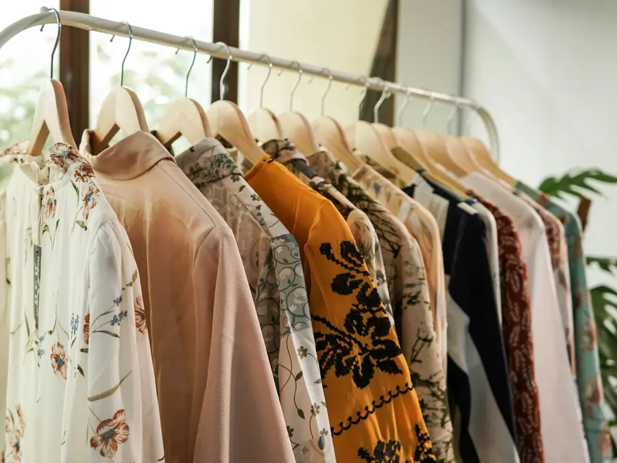 Arara com blusas e camisas estampadas