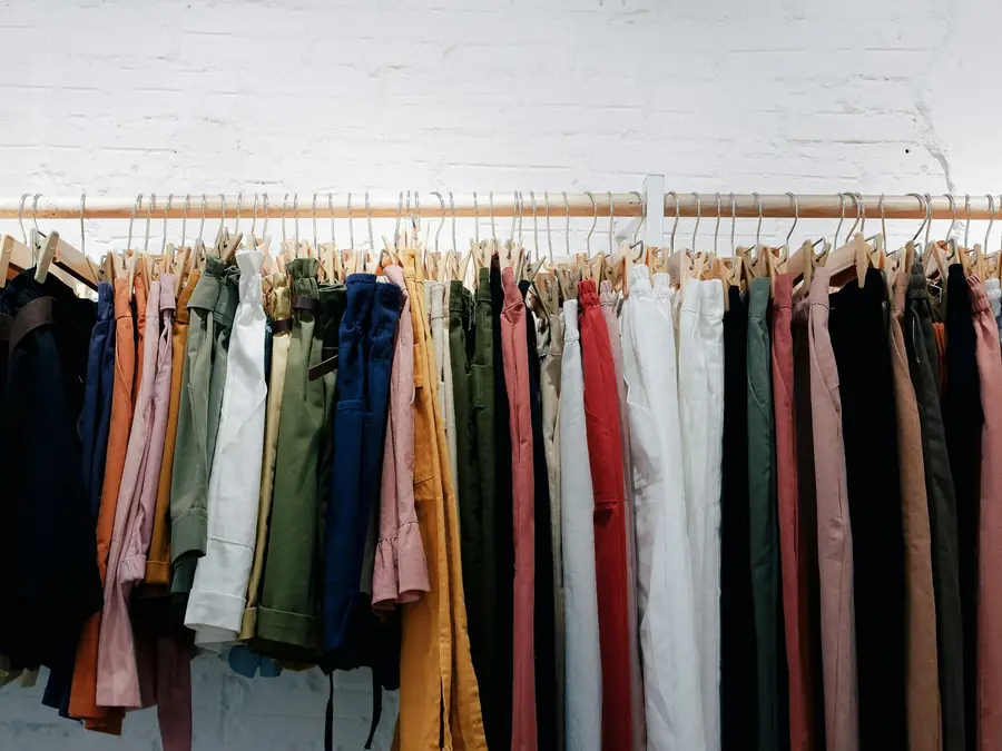 Arara longa com roupas coloridas penduradas na loja
