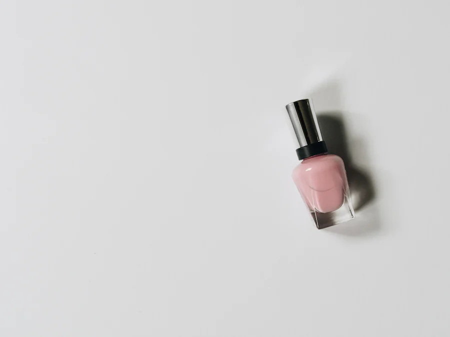 Vidro de esmalte rosa sobre fundo branco