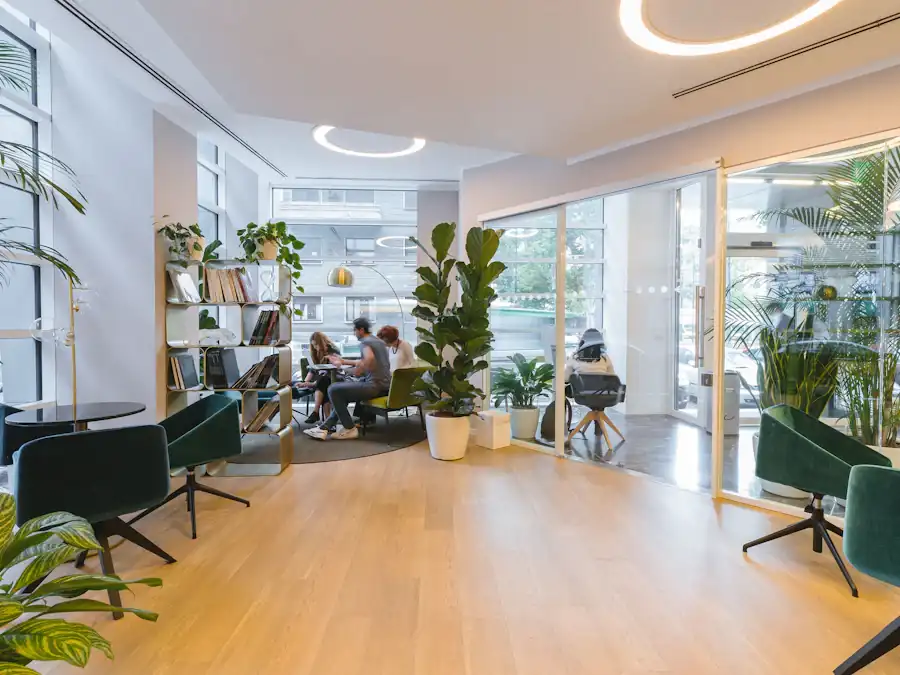 Salão amplo com plantas e piso de madeira