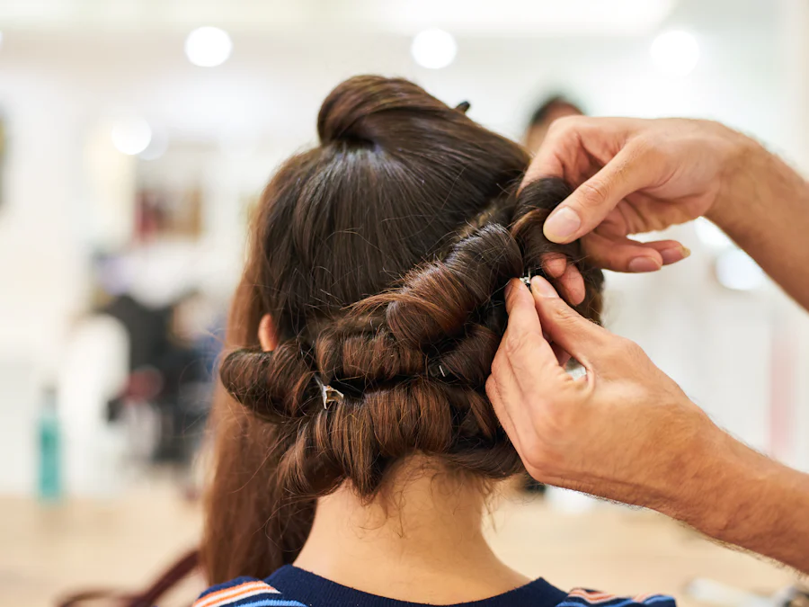 Penteado sendo preso com grampos