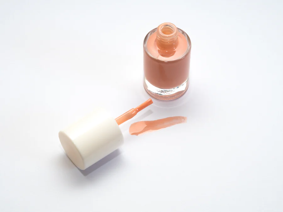 Esmalte nude aberto com pincel