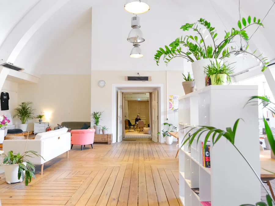 Recepção clara com plantas e estantes brancas