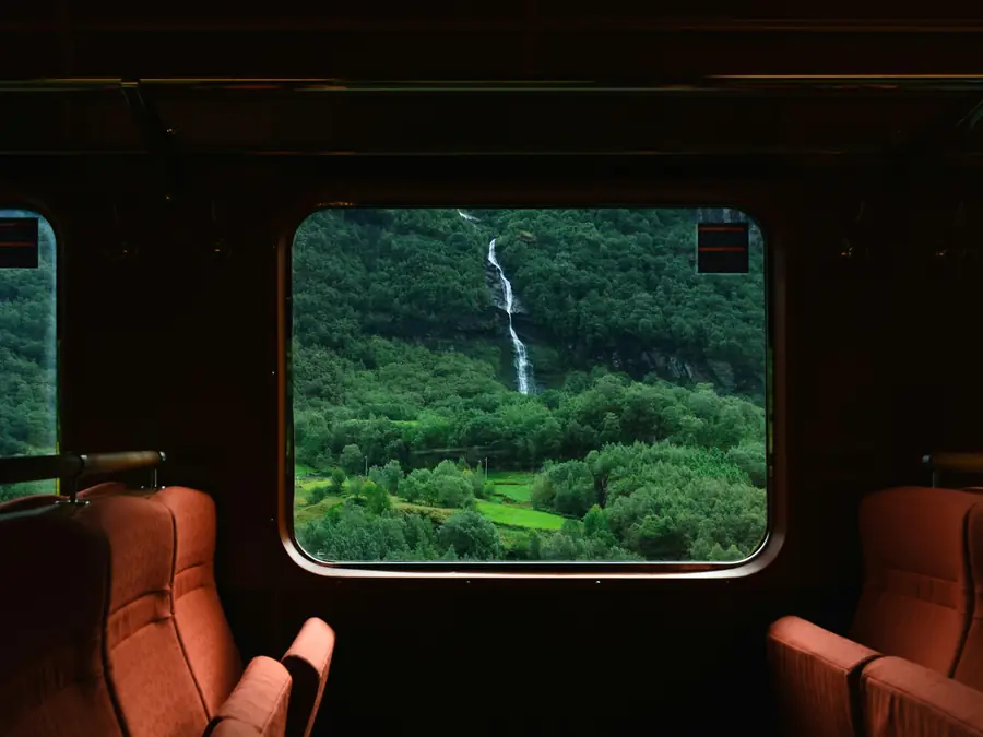 Janela de trem com vista para uma cachoeira