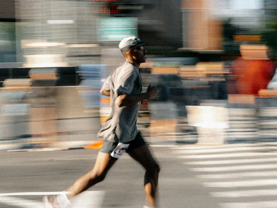 Corredora atravessando a rua em movimento