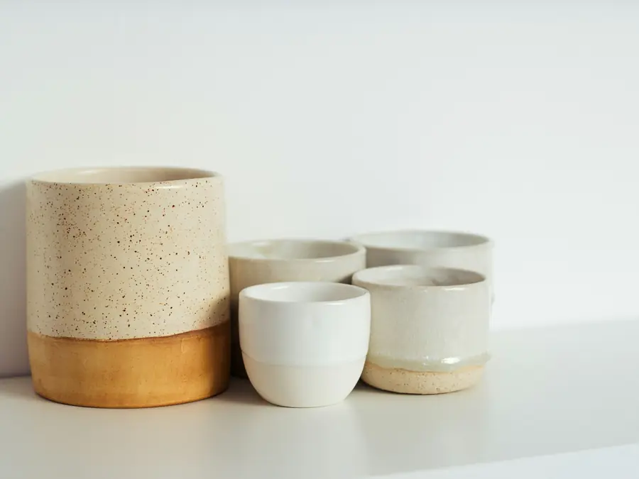Vasos de cerâmica feitos à mão em tons de areia