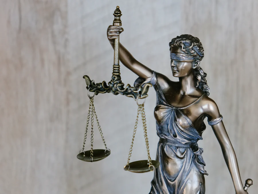 Estátua da justiça com balança
