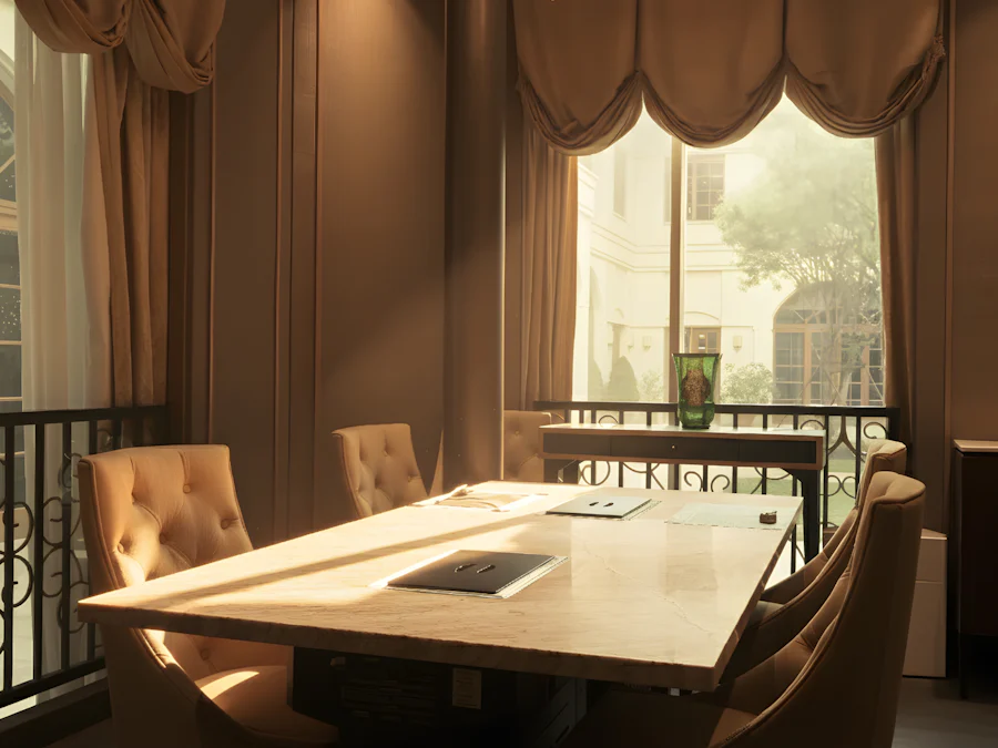 Sala de reuniões com mesa clara e janelas amplas