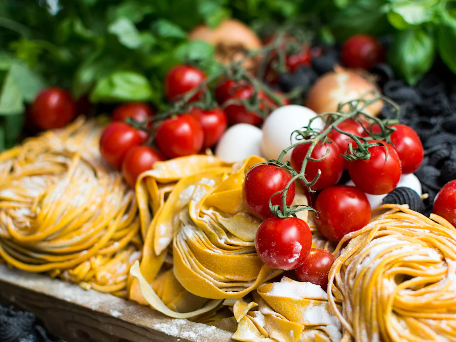 Massas frescas com tomates e manjericão