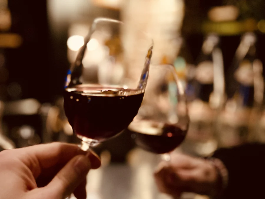 Duas taças de vinho tinto num brinde