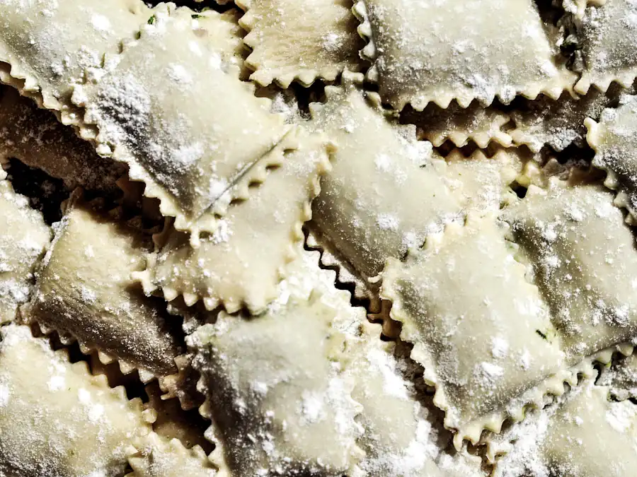 Ravioli frescos polvilhados com farinha
