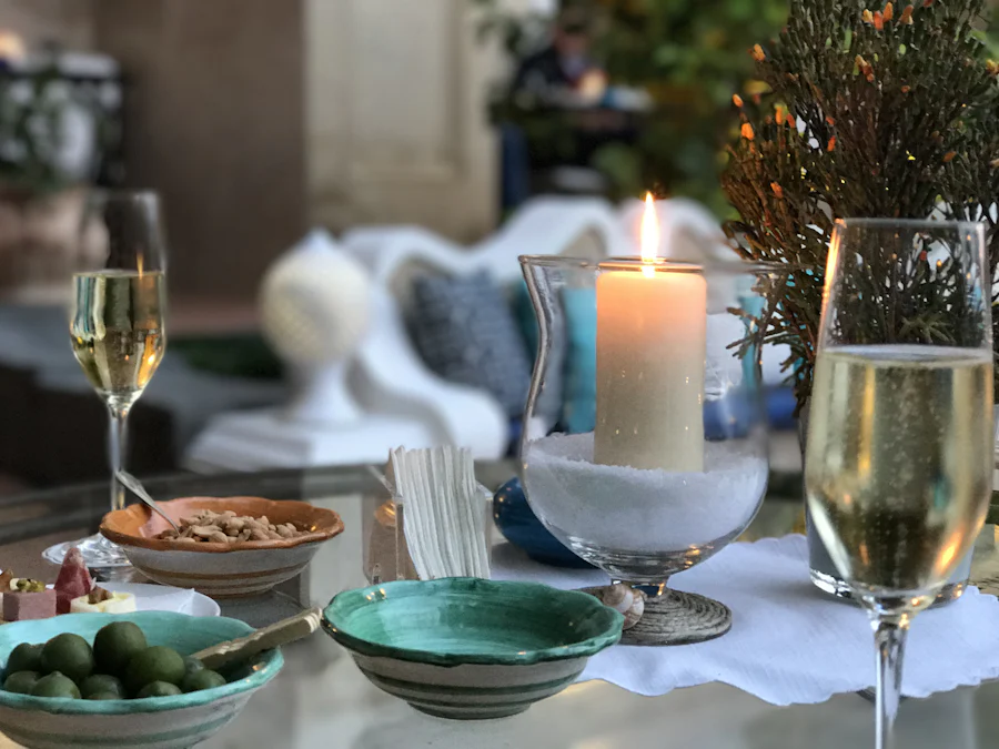 Mesa posta com velas e taças de espumante
