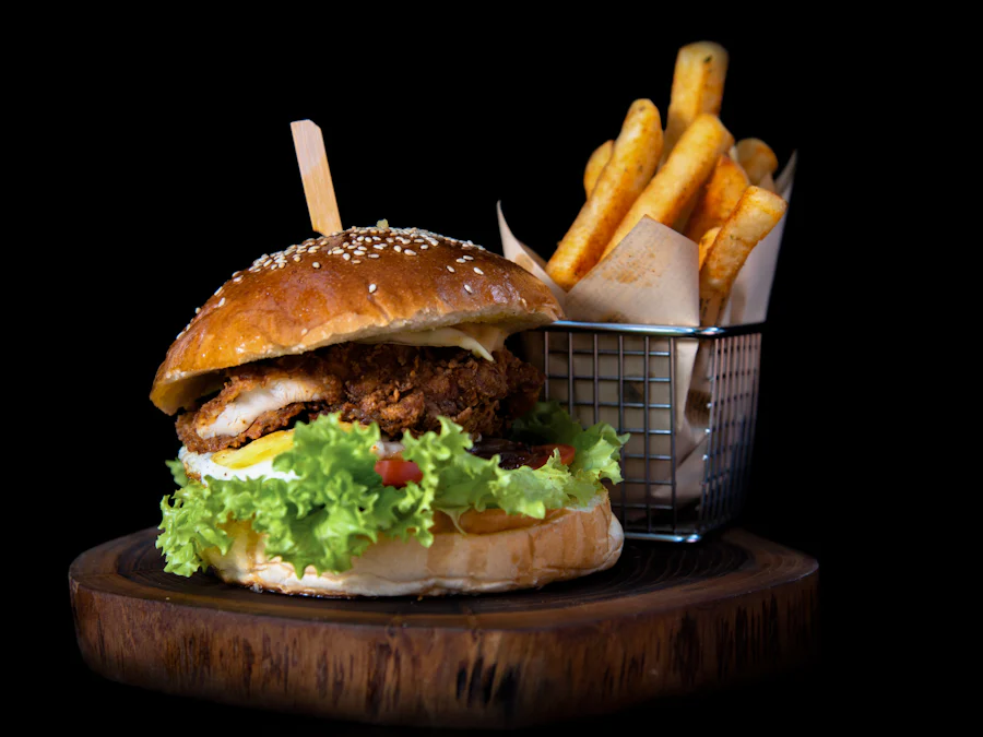 Hambúrguer com fritas numa tábua de madeira