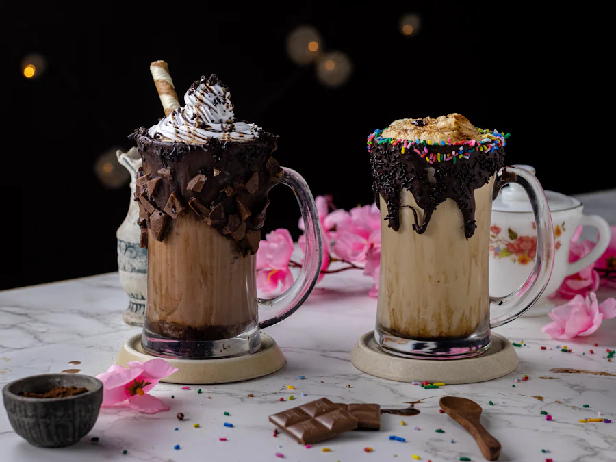 Dois milkshakes de chocolate com cobertura