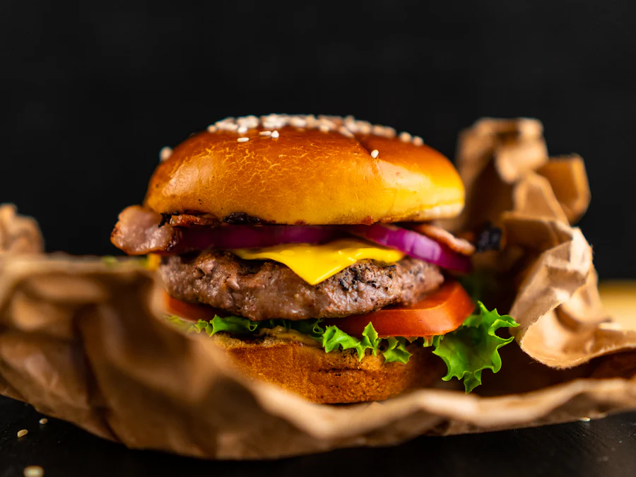 Hambúrguer com cheddar embrulhado em papel