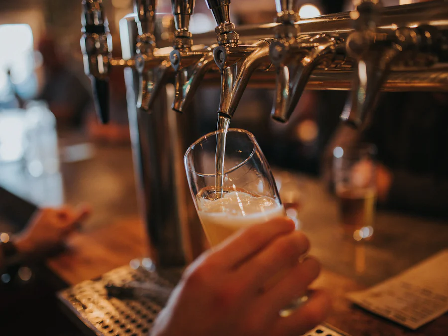 Chopp sendo tirado da torneira no balcão