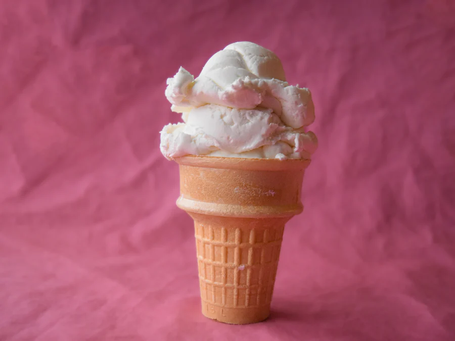Casquinha com gelato de baunilha sobre fundo rosa