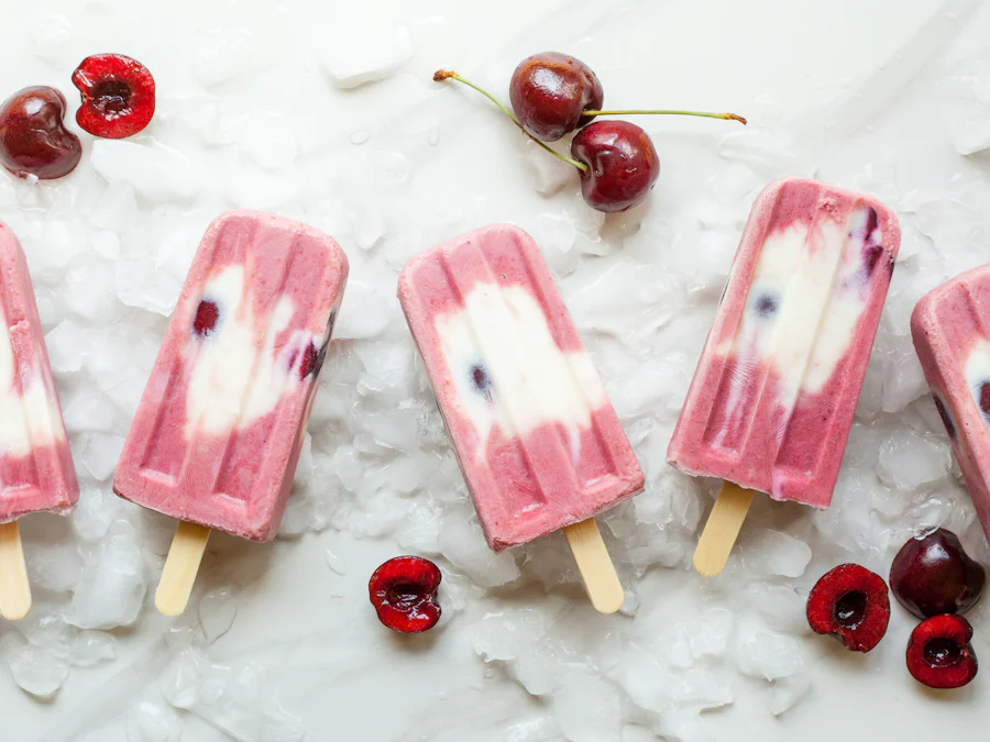 Picolés de frutas vermelhas com cerejas