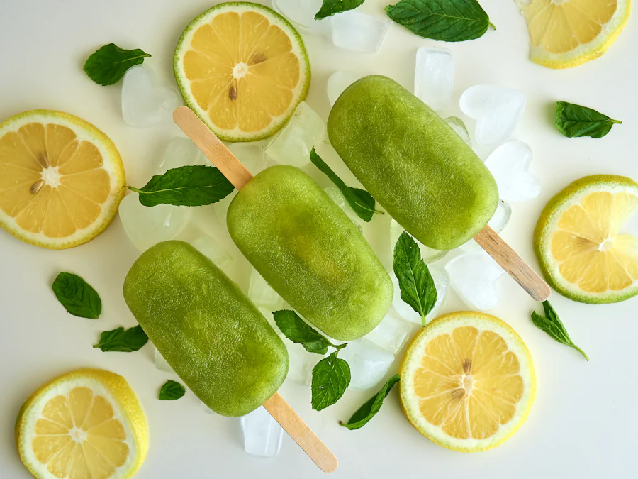 Picolés verdes de limão com rodelas de limão