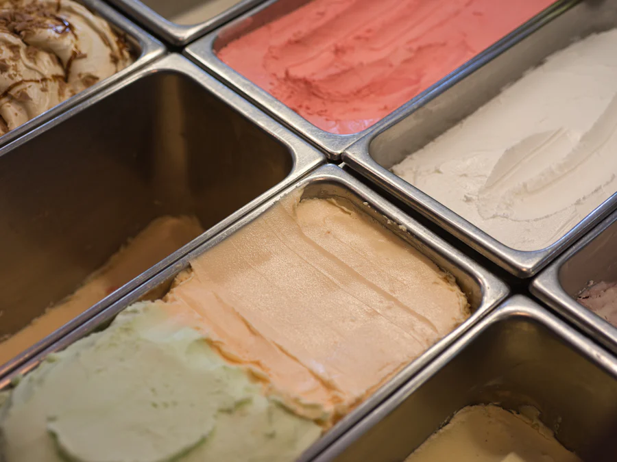Cubas de gelato pistache, morango e creme